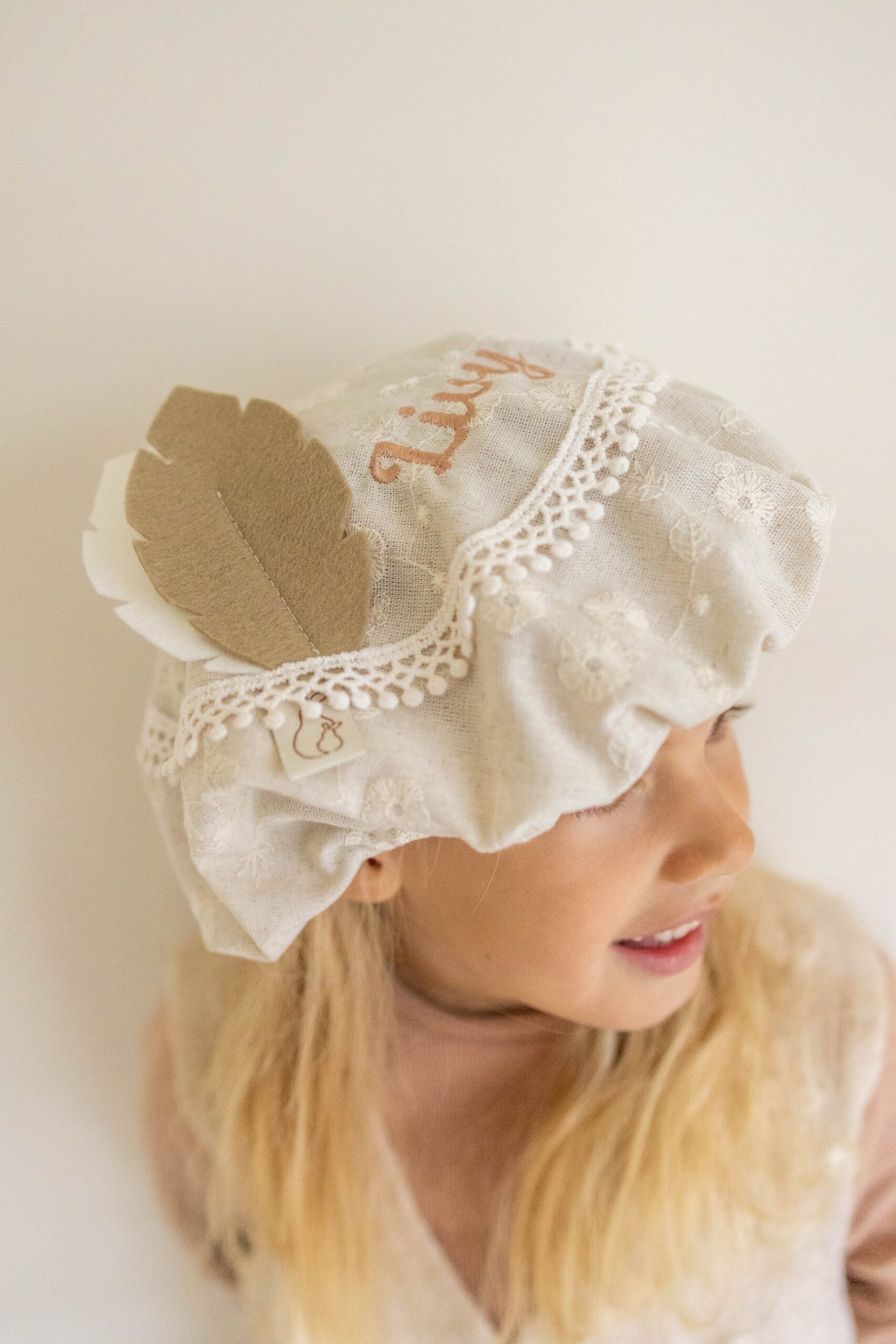 Pietenmuts met naam geborduurd voor Livy. Deze pietenbaret wordt gemaakt in een mooie beige zand kleur