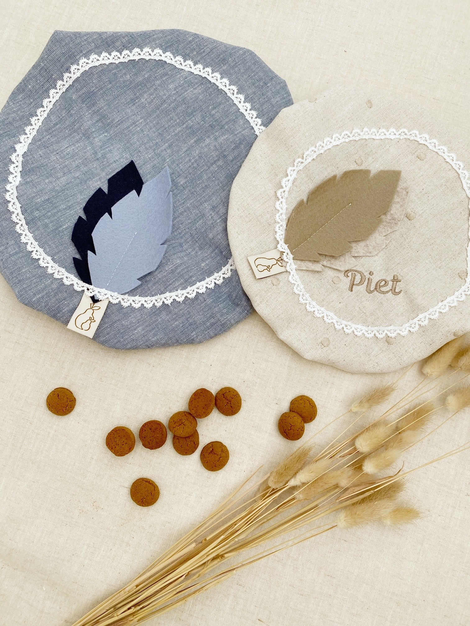 Pietenmutsjes met naam kun je zelf samenstellen in de zandkleur of blauwe kleur die jij mooi vindt. De pietenmuts is voor baby en kind en worden gepersonaliseerd.