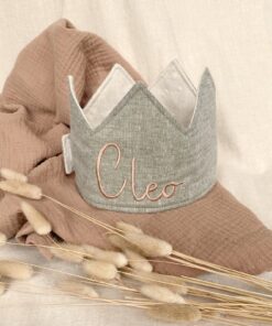 Deze gepersonaliseerde verjaardagskroon met naam kun je zelf samenstellen met de mooiste stoffen uit de collectie van Little Pear. De naam van jouw kind wordt op de kroon geborduurd zodat je jarenlang plezier hebt van dit kraamcadeau met naam.