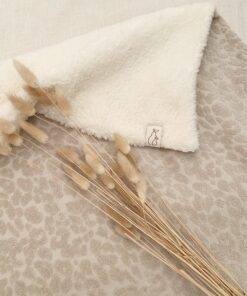 Teddy babydekentje met zachte panter print. Gemaakt en gepersonaliseerd door Little Pear.