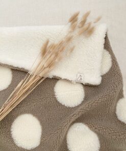teddy dekentje voor in de kinderwagen met een grote stip in de kleur ecru en bruin, ook verkrijgbaar als wiegdeken en ledikantdeken bij Little Pear. Dit is een extra warm babydekentje.