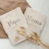 handdoeken met geborduurde naam. in beige zandkleur.
