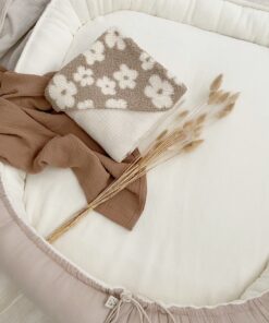 Tweeling babynestje met zachte bamboe teddy en hydrofiel. Bij Little Pear kun je een custom made babynestje zelf samenstellen.