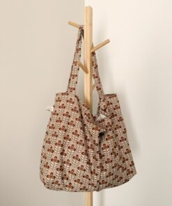 Stijlvolle retro tas met bloemenpatroon in bruin en beige, ideaal voor dagelijks gebruik en shopping. Ruim en praktisch met lange handvaten die over de duwstang van de kinderwagen passen. Gebruik de tas als mombag, luiertas of shopper.