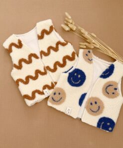 de warmste teddy gilet en bodywarmers voor jouw baby, peuter en kleuter! Stoer voor de boys met smilies of met de waves voor unisex gilet.