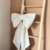 Beige decoratieve strik, ook wel big bow genaamd. Hang deze op tijdens kerst of andere feestdagen of gebruik hem als babykamer decoratie. Wist je dat dit een echt origineel kraamcadeau is?