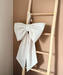 Beige decoratieve strik, ook wel big bow genaamd. Hang deze op tijdens kerst of andere feestdagen of gebruik hem als babykamer decoratie. Wist je dat dit een echt origineel kraamcadeau is?