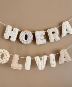 hoera olivia! Een speelse name banner met de naam van jouw kindje. Deze naamslinger is leuk als origineel kraamcadeau.