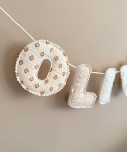 De naamslinger is een echt origineel kraamcadeau. Deze name banner is zelf samen te stellen en wordt duurzaam gemaakt door Little Pear.
